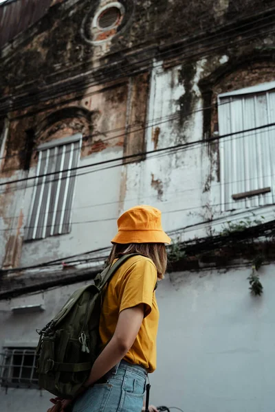 Niski Kąt Strzału Żółtego Backpacker Kobieta Zielonym Plecakiem Stoi Przed — Zdjęcie stockowe