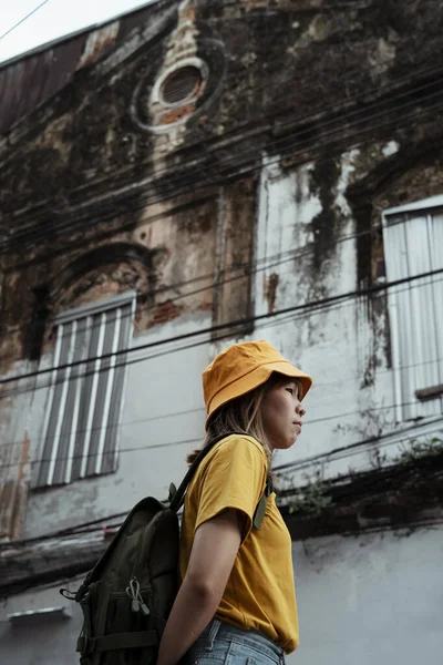 Low Angle Shot Yellow Backpacker Woman Green Backpack Standing Front — Stock Photo, Image