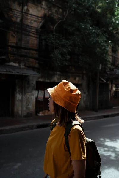 Yellow Backpacker Woman Green Backpack Standing Roadside Old Calm Antique — Stock Photo, Image