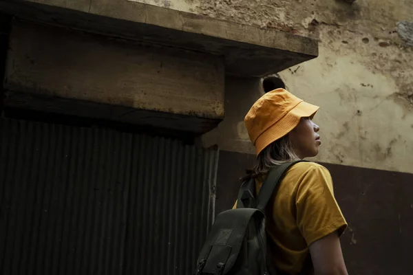 Backpacker Dziewczyna Żółtym Shirt Spacery Starym Mieście Jej Podróży — Zdjęcie stockowe