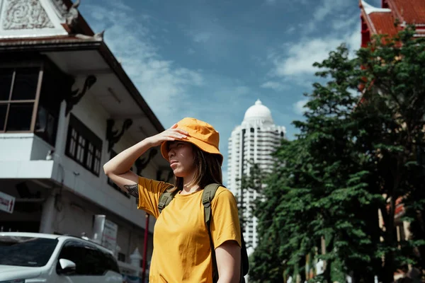 Backpacker Girl Yellow Shirt Grab Her Hat While Travelling Temple — Stock Photo, Image