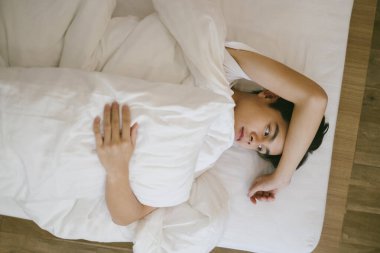 Düşünceli adam yatağa uzandı, kolunu alnına koydu ve sorunun çözümünü düşündü..