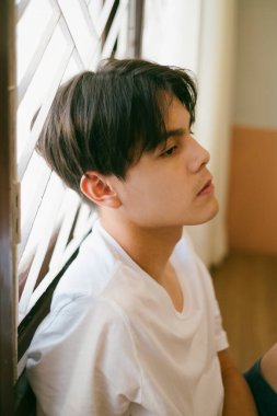 Kısa saçlı havalı adam oturur, pencereye yaslanır, aklını başından alır..