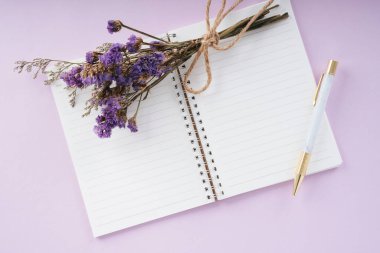 Mor pembe arka plan için kağıt alan ile mor çiçek lavantası. Anneler Günü..