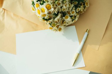 Düğün kağıdı, altın ve beyaz kağıt ve çiçekle süslenir. Boşluğu kopyala.