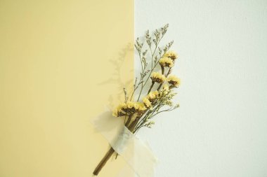 Sarı arka plan üzerine sarı kağıt ve çiçek buketi yap. Boşluğu kopyala.