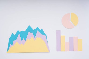 Beyaz arkaplan üzerinde birçok çeşit bilgi diyagramı. Üst görünüm.