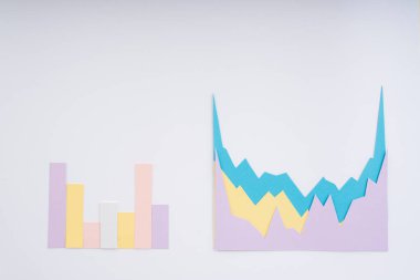 Beyaz arkaplan üzerinde birçok çeşit bilgi diyagramı. Üst görünüm.