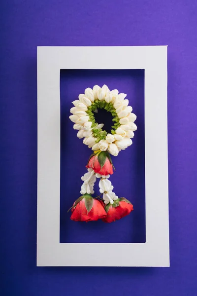 Beyaz Kutuda Yasemin Güllerle Tayland Çiçeği Çelengi Model Yap Anneler — Stok fotoğraf