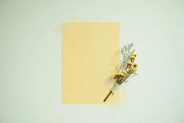 Sarı Arka Plan Üzerine Sarı Kağıt Çiçek Buketi Yap Boşluğu — Stok fotoğraf