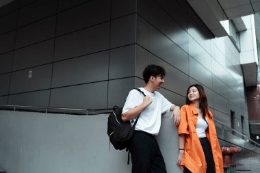 İstasyonda dikilen ve neşeyle konuşan bir çift..