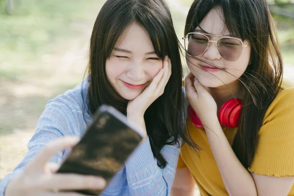 En iyi arkadaş kız dışarı çıktıklarında selfie çeker..
