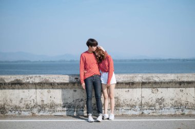 Kıvırcık saçlı kız kafasını adamın omzuna dayadı. Adam kafasını tutarken, barajın önünde duruyorlardı..