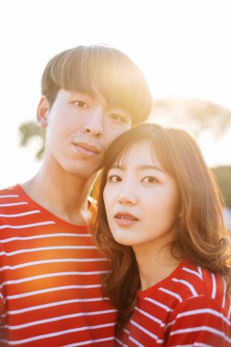 Akşam vakti genç bir çiftin portresi..