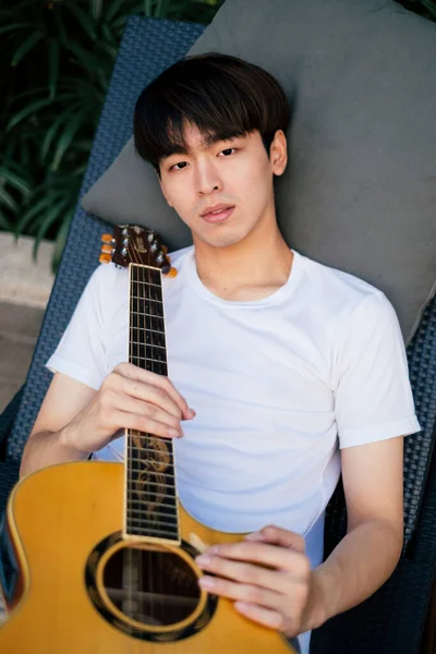 Retrato Joven Guitarrista Tailandés Con Guitarra Acústica Aire Libre Imagen De Stock