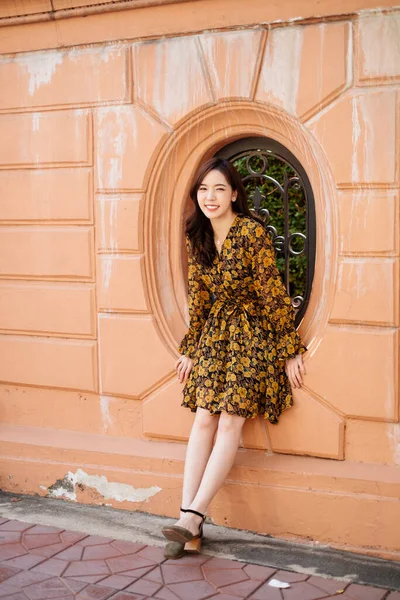 Chica Pelo Largo Rizado Vestido Amarillo Sentado Círculo Pared Naranja Imágenes De Stock Sin Royalties Gratis