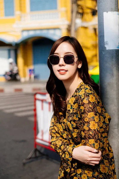 Linda Chica Pelo Largo Rizado Vestido Amarillo Gafas Sol Inclinadas Fotos De Stock Sin Royalties Gratis