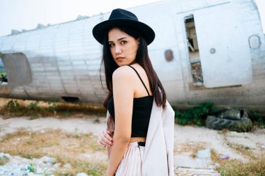 Süpermodel modacı terk edilmiş bölgede enkaz uçağıyla fotoğraf çekiyor..