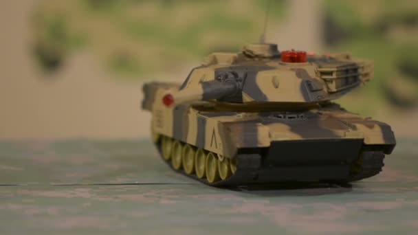 Brinquedo tanque militar em movimento controlado por rádio . — Vídeo de Stock