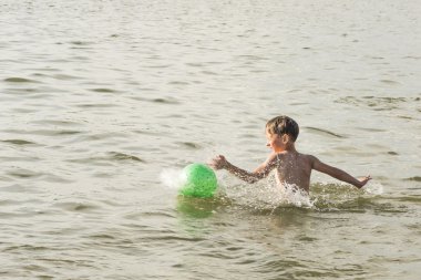 Çocuk nehre banyoları