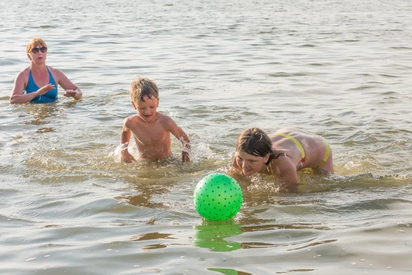 Diversão em família no rio no verão — Fotografia de Stock