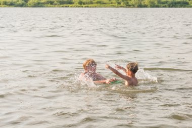Yaz aylarında nehir üzerinde aile eğlence