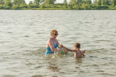 Yaz aylarında nehir üzerinde aile eğlence
