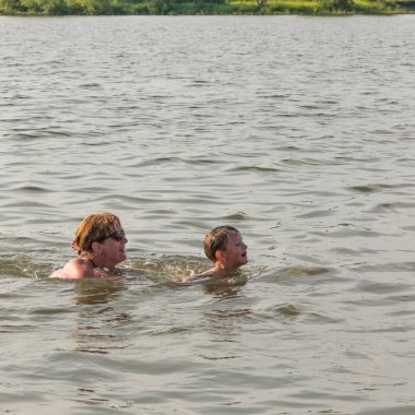 Yaz aylarında nehir üzerinde aile eğlence