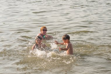 Yaz aylarında nehir üzerinde aile eğlence