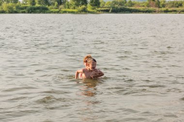 Yaz aylarında nehir üzerinde aile eğlence