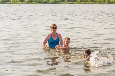 Yaz aylarında nehir üzerinde aile eğlence