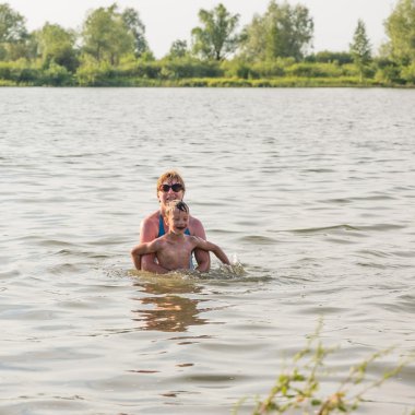 Yaz aylarında nehir üzerinde aile eğlence
