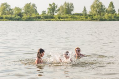 Yaz aylarında nehir üzerinde aile eğlence