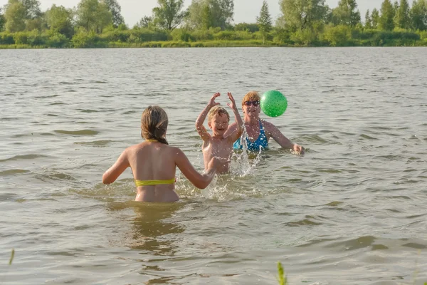 Plaisir en famille sur la rivière en été — Photo