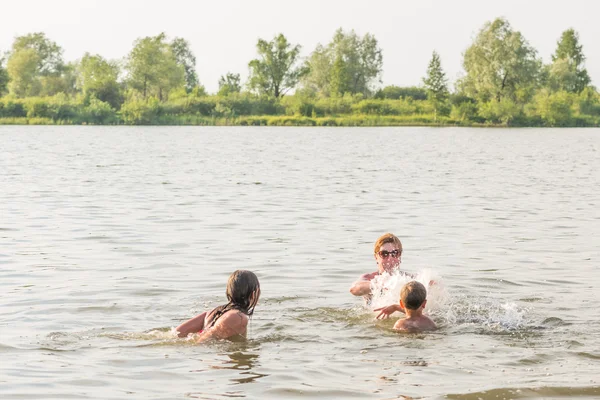 Yaz aylarında nehir üzerinde aile eğlence