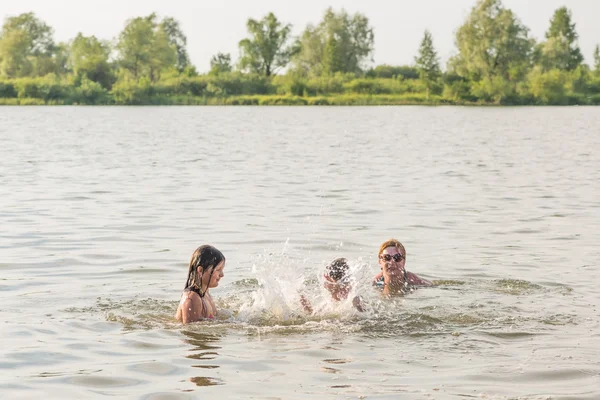 Yaz aylarında nehir üzerinde aile eğlence