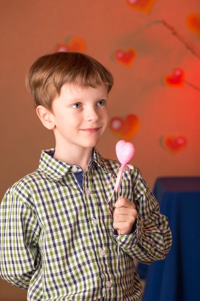 Niño con un corazón en las manos —  Fotos de Stock