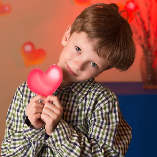 彼の手の心臓を持つ少年 — ストック写真