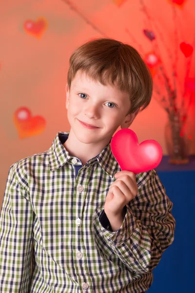 Ragazzo con un cuore in mano — Foto Stock