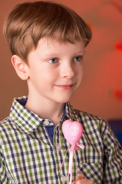 Junge mit einem Herz in den Händen — Stockfoto