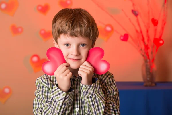 Niño con un corazón en las manos —  Fotos de Stock