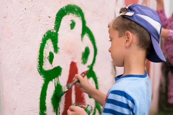 Crianças desenhar um quadro na parede — Fotografia de Stock