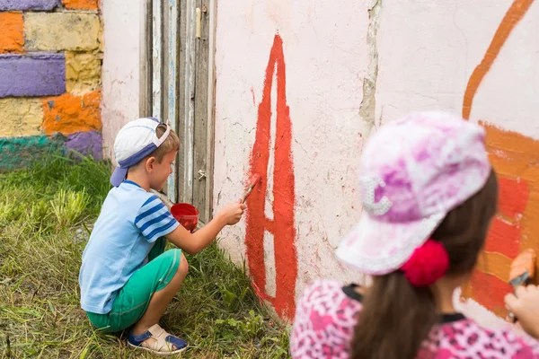 Crianças desenhar um quadro na parede — Fotografia de Stock