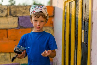 Çocuk Boyama işleri boya açık havada yaz gerçekleştirir