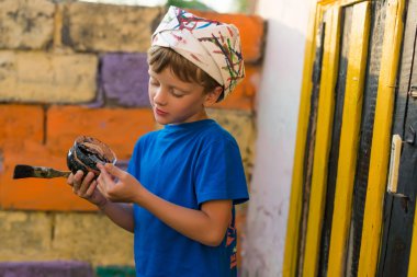 Çocuk Boyama işleri boya açık havada yaz gerçekleştirir