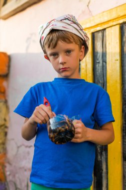 Çocuk Boyama işleri boya açık havada yaz gerçekleştirir