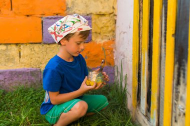 Çocuk Boyama işleri boya açık havada yaz gerçekleştirir