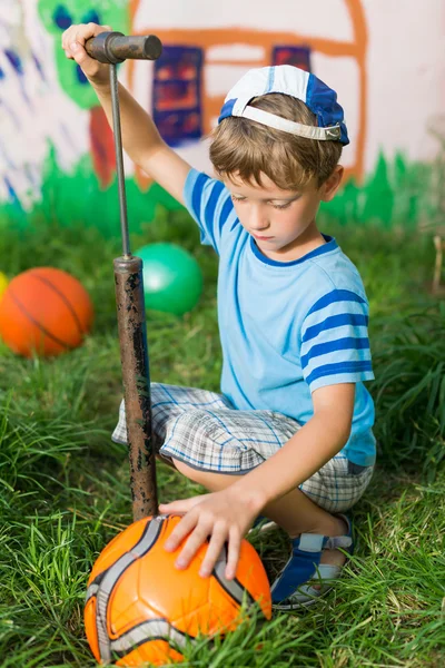 小男孩膨胀足球球泵 — 图库照片