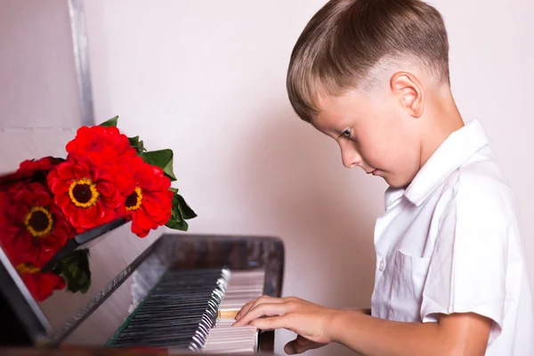 Pianist jongen met een boeket van bloemen — Stockfoto