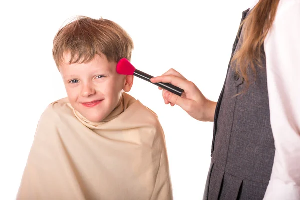Мальчик на приеме у парикмахера — стоковое фото